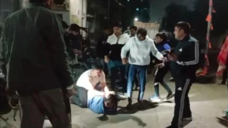 Noida security dispute: नोएडा में सिक्योरिटी विवाद ने लिया हिंसक रूप, युवक पर जानलेवा हमला, बुजुर्ग महिला का पैर टूटा