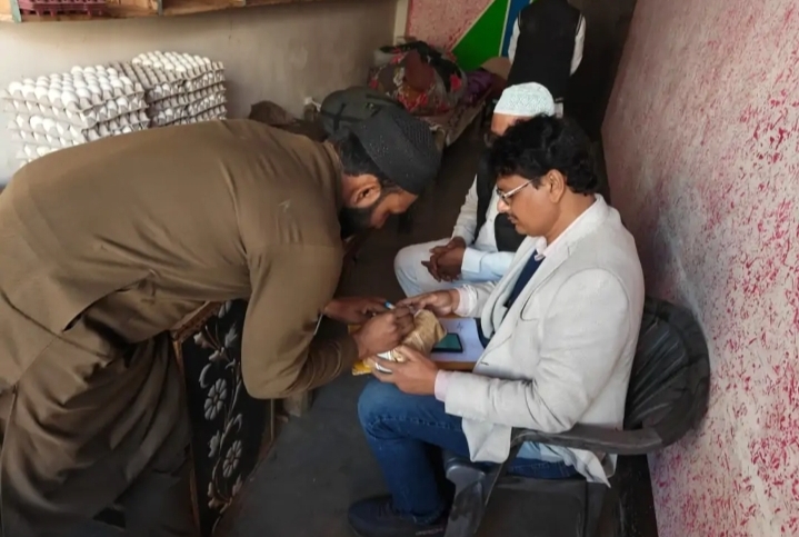 उत्तर प्रदेश : हापुड़ में एग सेंटर पर खाद्य सुरक्षा विभाग की कार्रवाई, अंडों का नमूना जांच को भेजा उत्तर प्रदेश : हापुड़ में एग सेंटर पर खाद्य सुरक्षा विभाग की कार्रवाई, अंडों का नमूना जांच को भेजा