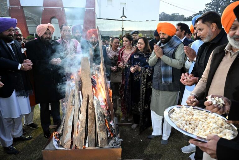 Lohri 2026 Haryana: मुख्यमंत्री नायब सिंह सैनी ने चंडीगढ़ स्थित अपने आवास पर मनाई लोहड़ी, हरियाणावासियों को दी शुभकामनाएं