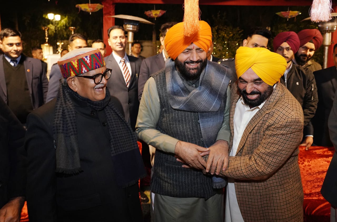 Lohri 2026 Punjab: लोहड़ी के अवसर पर पंजाब लोक भवन ने ओढ़ा पारंपरिक पंजाबी रंग Lohri 2026 Punjab: लोहड़ी के अवसर पर पंजाब लोक भवन ने ओढ़ा पारंपरिक पंजाबी रंग