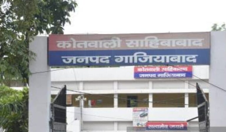 Sahibabad: दुकान के बोर्ड को लेकर साहिबाबाद में हंगामा, हिंदू रक्षा दल के कार्यकर्ताओं पर पुलिस की कार्रवाई