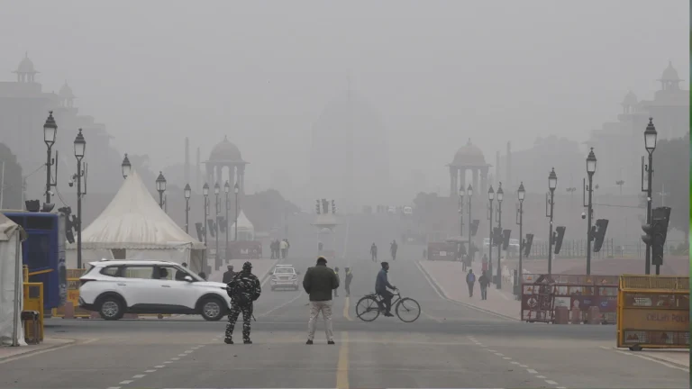 Delhi cold wave: दिल्ली में कड़ाके की ठंड का कहर, आज सीजन का सबसे ठंडा दिन दर्ज