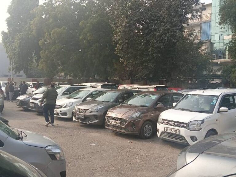 Noida: नोएडा में चार स्थानों पर हाईटेक पज़ल पार्किंग, कम समय में कार पार्किंग संभव