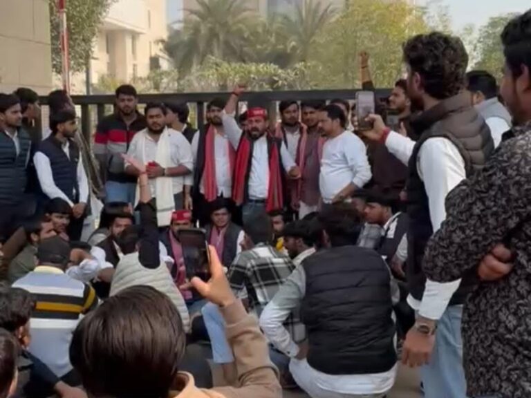 Galgotias University: गलगोटिया यूनिवर्सिटी में छात्रों का हंगामा, कम उपस्थिति पर एडमिट कार्ड रोके जाने से नाराज़गी