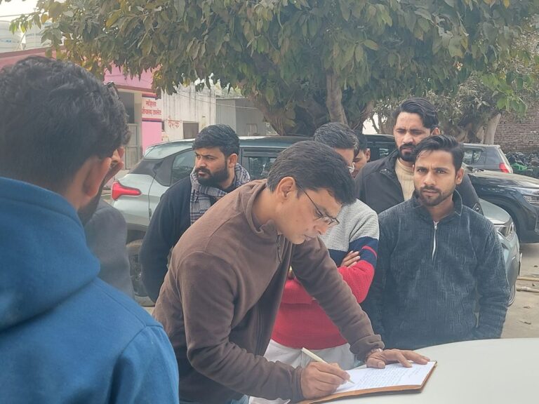 Greater Noida: ग्रेटर नोएडा में बिजली चोरी रोकने गई एनपीसीएल टीम पर हमला, लाठी-डंडों और पत्थरों से किया पथराव