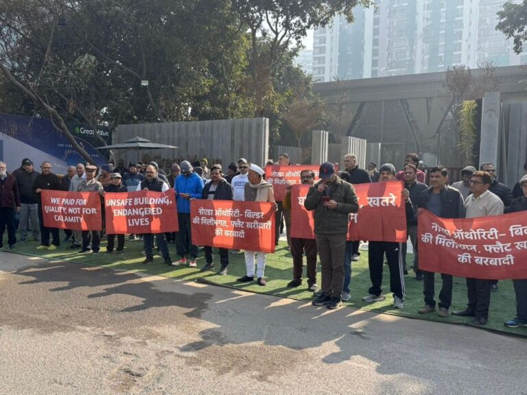 Noida: ग्रेट वैल्यू शरणम सोसाइटी के निवासियों का बिल्डर और नोएडा प्राधिकरण के खिलाफ जोरदार प्रदर्शन