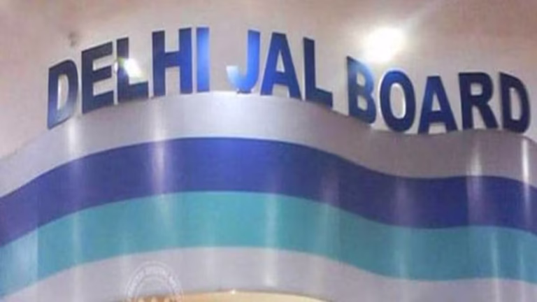 DJB JRO Office Protest: श्रीराम नगर में जनता ने जेडआरओ कार्यालय पर लगाया ताला, रोहतास नगर में पुनः खोलने की मांग