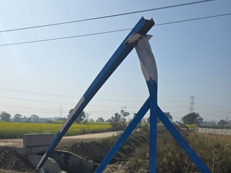 Greater Noida: ग्रेटर नोएडा में खनन माफियाओं की दबंगई, सिंचाई विभाग का बैरियर तोड़कर डम्पर निकाले
