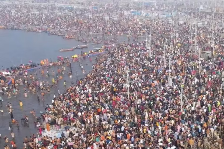 Poush Purnima: प्रयागराज में पौष पूर्णिमा पर लाखों श्रद्धालुओं ने लगाई आस्था की डुबकी