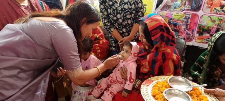 Noida: नोएडा में डॉ. मीनाक्षी भराला ने महिला जनसुनवाई में सुनीं समस्याएं, गर्भवती महिलाओं की गोद भराई और बच्चों का अन्नप्राशन कराया