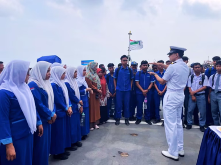 Indian Navy Indonesia visit: इंडोनेशिया में प्रथम प्रशिक्षण स्क्वाड्रन ने मजबूत किया भारत-इंडोनेशिया समुद्री सहयोग