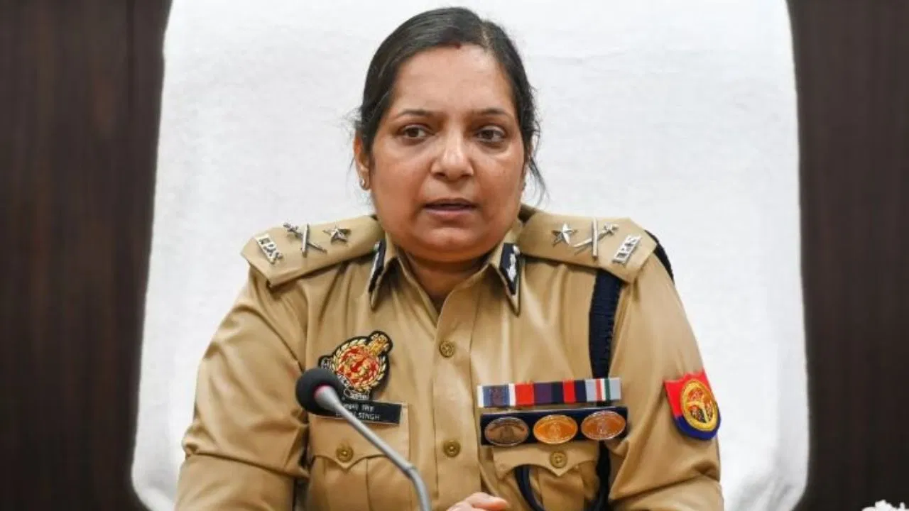 Noida: नोएडा में लिफ्ट के अंदर चेन स्नैचिंग की कोशिश, पुलिस कमिश्नर का बड़ा एक्शन Noida: नोएडा में लिफ्ट के अंदर चेन स्नैचिंग की कोशिश, पुलिस कमिश्नर का बड़ा एक्शन