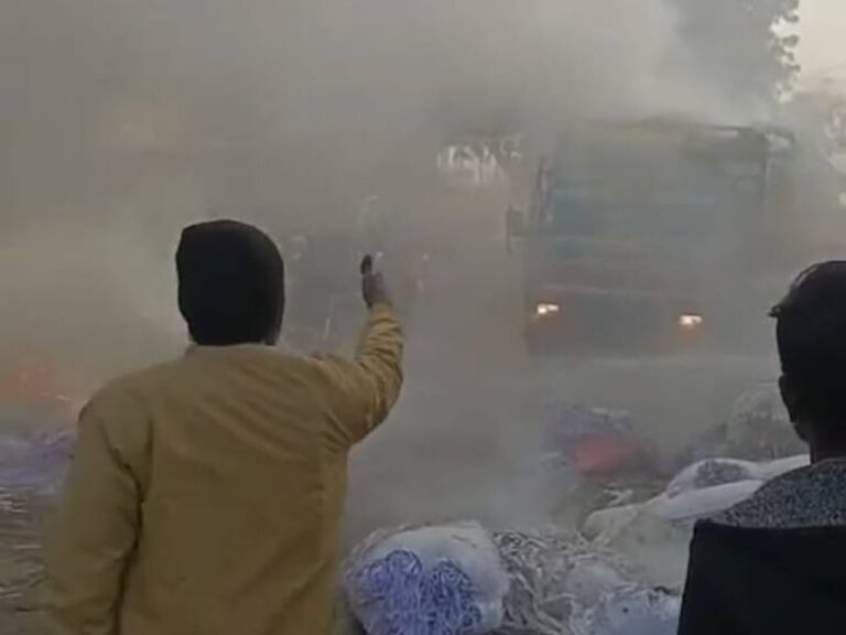 Noida Truck Fire: नोएडा में कपड़ों से भरे ट्रक में भीषण आग, 30 मिनट की मशक्कत के बाद दमकल ने पाया काबू