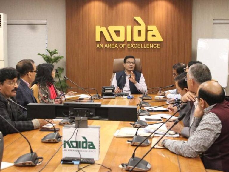 Noida Authority: नोएडा प्राधिकरण ने सहायक प्रबंधक को हटाया, प्रबंधक को कारण बताओ नोटिस जारी