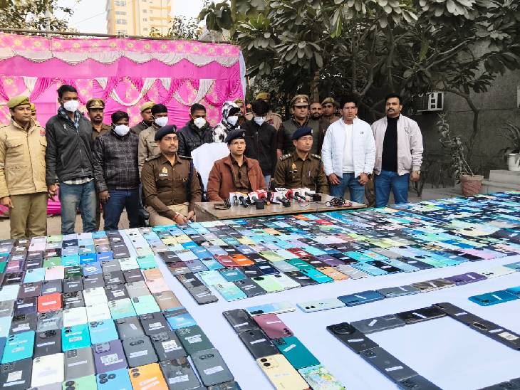 Noida mobile theft: नोएडा में मोबाइल चोरी का बड़ा खुलासा, 8 करोड़ के 821 फोन के साथ 8 आरोपी गिरफ्तार