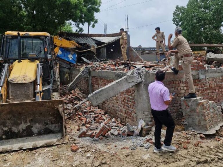 Noida: नोएडा में अधिसूचित जमीन पर अवैध कब्जा, पांच लोगों के खिलाफ मुकदमा दर्ज