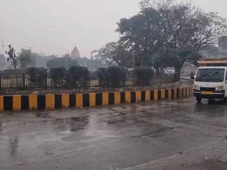 Noida weather update: नोएडा में बदला मौसम का मिजाज, गरज-बारिश के साथ बढ़ी ठंड