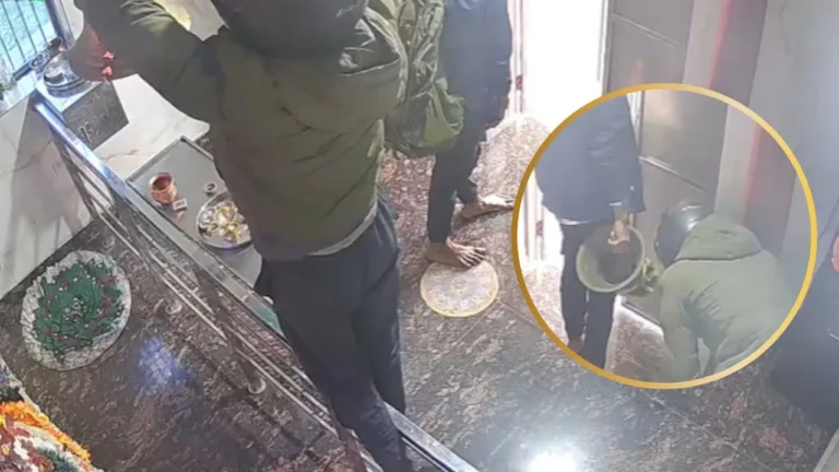 Greater Noida Temple Theft: मंदिर की घंटियां चुराने आए चोर, आवाज न हो इसलिए की चालाकी, जाते-जाते भगवान को किया प्रणाम