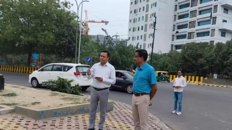 Noida: नोएडा के सदरपुर गांव का औचक निरीक्षण, CEO ने दी सख्त निर्देश