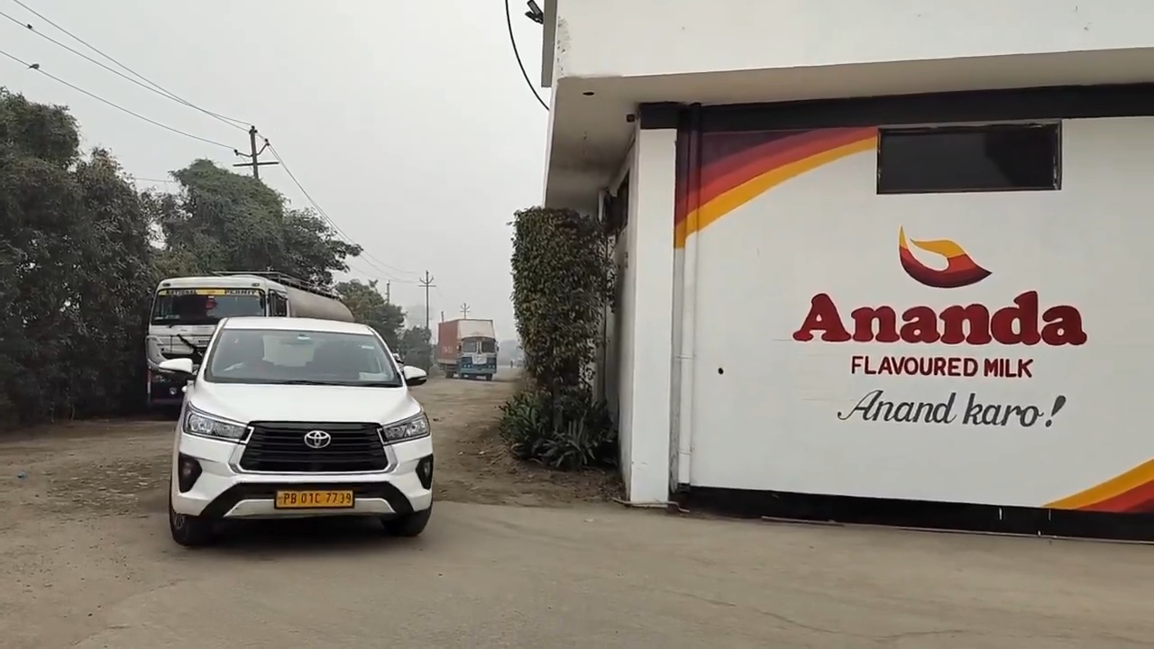 उत्तर प्रदेश : हापुड़ में आनंदा डेयरी प्लांट पर इनकम टैक्स की छापेमारी, मचा हड़कंप उत्तर प्रदेश : हापुड़ में आनंदा डेयरी प्लांट पर इनकम टैक्स की छापेमारी, मचा हड़कंप