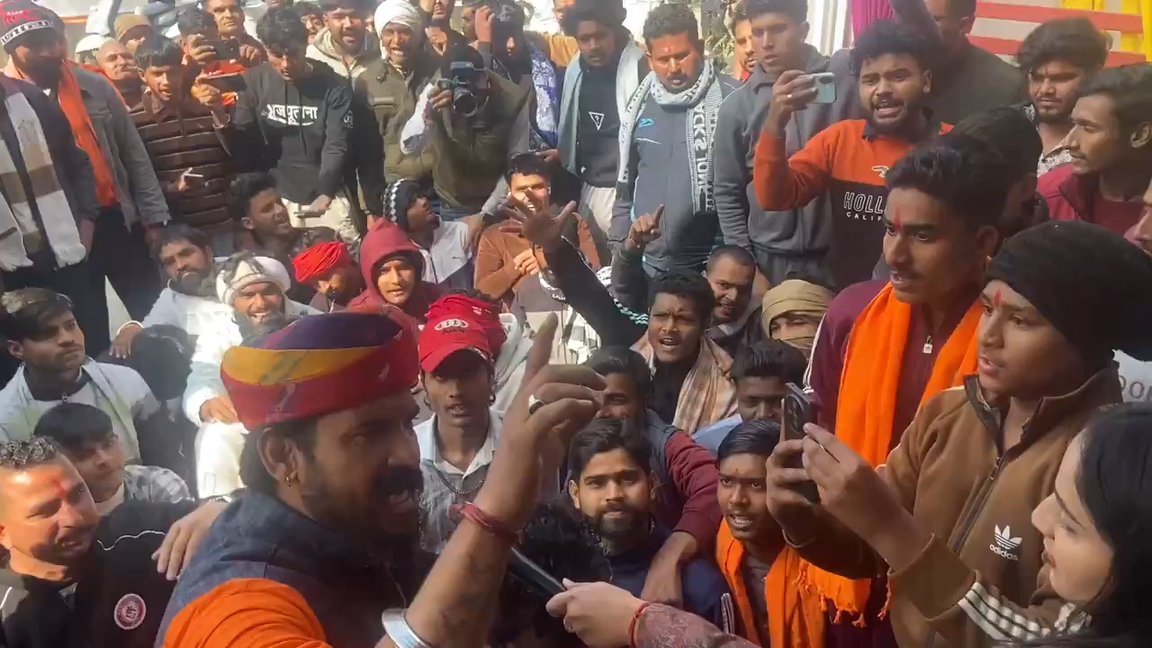 उत्तर प्रदेश : यूजीसी प्रस्तावों के विरोध में करणी सेना का उग्र प्रदर्शन, भाजपा कार्यालय का घेराव उत्तर प्रदेश : यूजीसी प्रस्तावों के विरोध में करणी सेना का उग्र प्रदर्शन, भाजपा कार्यालय का घेराव