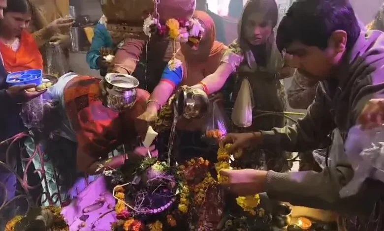 crowds-of-devotees-gathered-at-shri-pashupatinath-temple-in-vishwas-nagar-on-mahashivratri