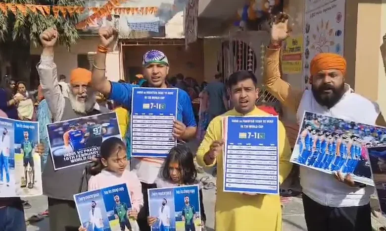 Crowds of devotees gathered at Shri Pashupatinath Temple in Vishwas Nagar on Mahashivratri.