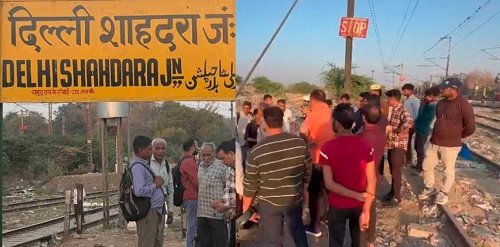 Shahdara mobile snatching incident, Delhi train accident