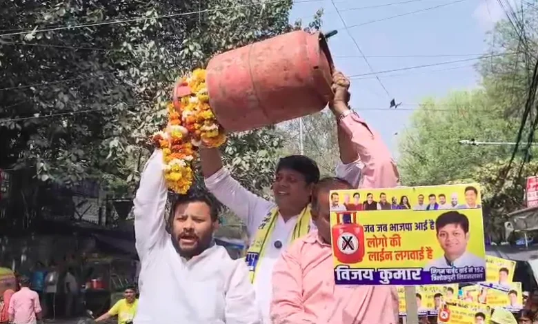 LPG price protest Delhi, gas cylinder protest AAP, Delhi inflation protest