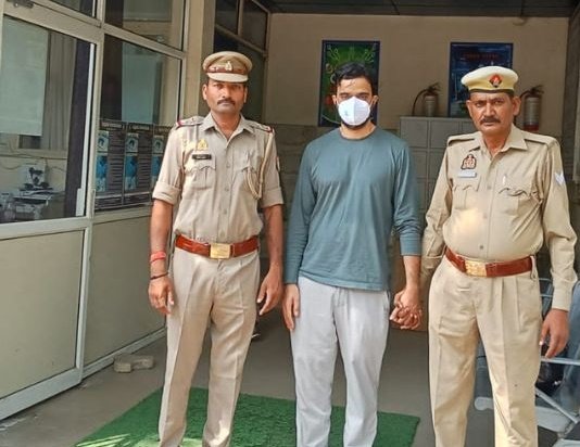 Noida cyber fraud, tour package scam, online fraud India,