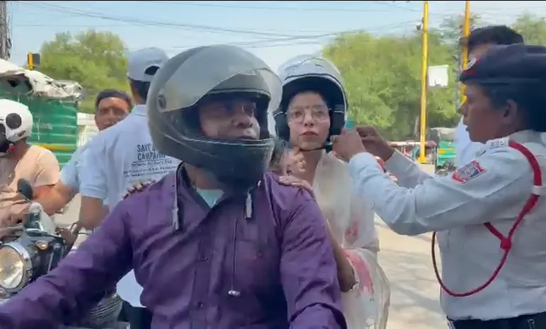 Delhi road safety drive, helmet distribution Shahdara, Delhi traffic police campaign