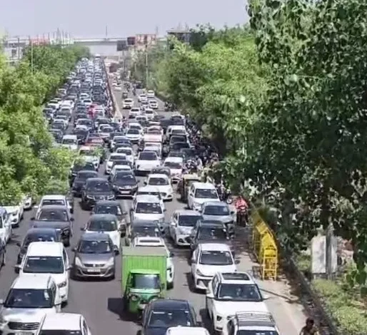 Akshardham traffic jam, Chilla border jam, Delhi traffic update, Noida strike traffic