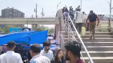 Delhi migration crisis, Anand Vihar crowd, people leaving Delhi