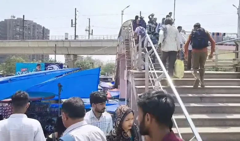 Delhi migration crisis, Anand Vihar crowd, people leaving Delhi