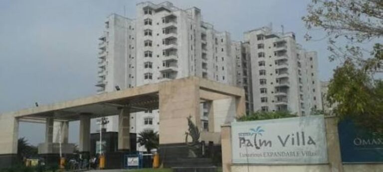 Greater Noida: ग्रेटर नोएडा सोसाइटी में महिला से मारपीट का आरोप, वीडियो वायरल
