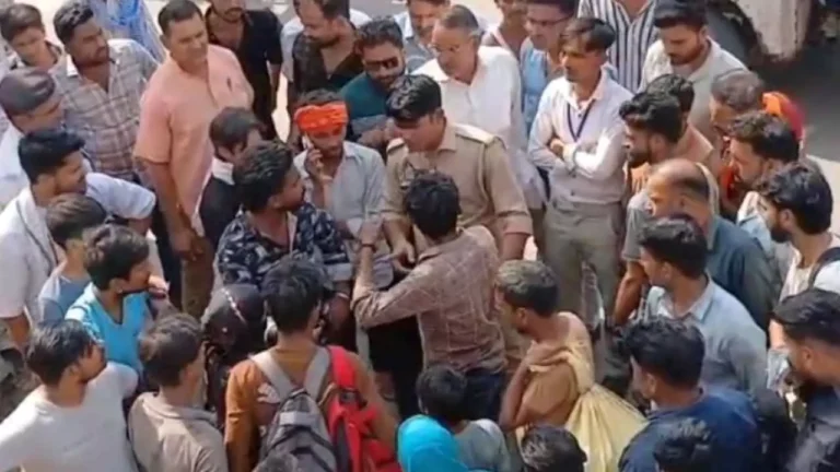 Uttar Pradesh : हापुड़ में दोस्त के साथ आई युवती को परिजनों ने पकड़ा, सड़क पर की पिटाई