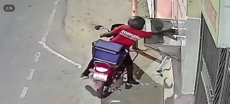 Uttar Pradesh : हापुड़ में मंदिर के बाहर लगे वाटर कूलर की टोटी चोरी, CCTV वीडियो वायरल