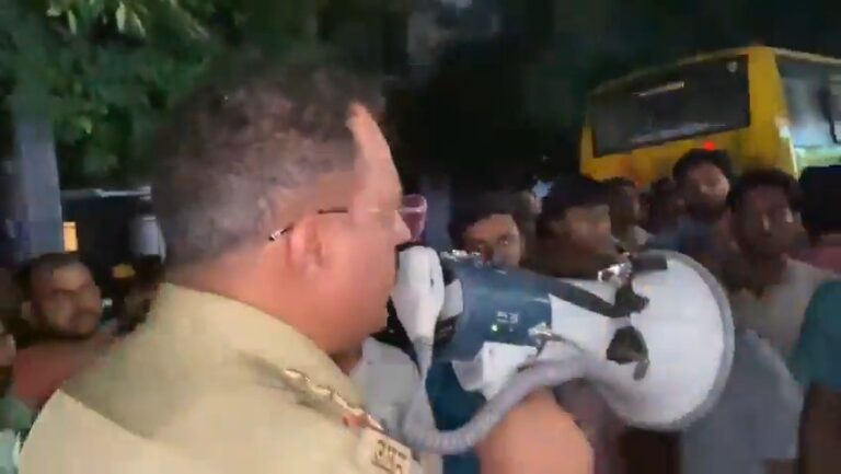 Uttar Pradesh : हापुड़ में बिजली कटौती से नाराज लोगों ने किया हंगामा, थानेदार बोले- अभी गर्मी से परेशान हैं, फिर मुकदमे से भी परेशान हो जाएंगे