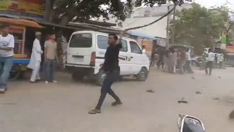 Uttar Pradesh : हापुड़ में पुरानी रंजिश में दो गुटों की मारपीट, 15 मिनट तक चला बवाल, VIDEO VIRAL