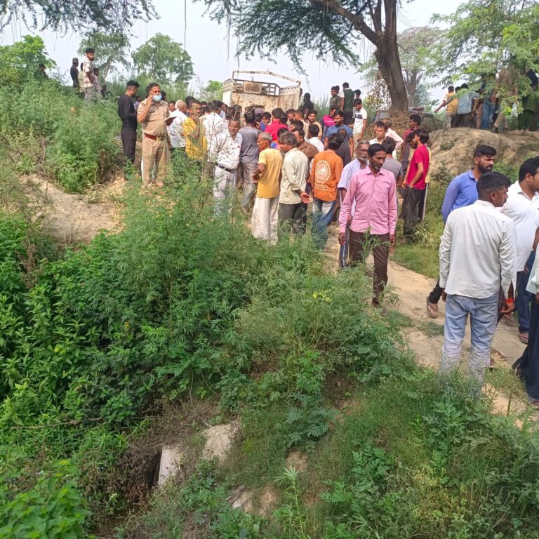Uttar Pradesh : हापुड़ में नाले किनारे मिला युवक का शव, परिजनों ने हत्या का लगाया आरोप