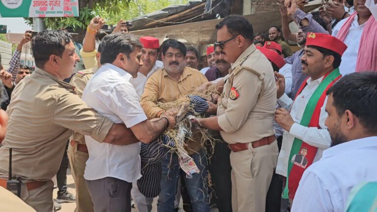 Uttar Pradesh : हाईकोर्ट के स्टे के बावजूद मकान ध्वस्तीकरण का आरोप, सपा कार्यकर्ताओं का प्रदर्शन, पुलिस ने पुतला छीना