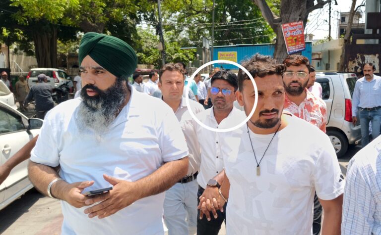 Uttar Pradesh : संपूर्ण समाधान दिवस में रिश्वत लेते रंगे हाथ पकड़ा गया लेखपाल, एंटी करप्शन टीम की बड़ी कार्रवाई