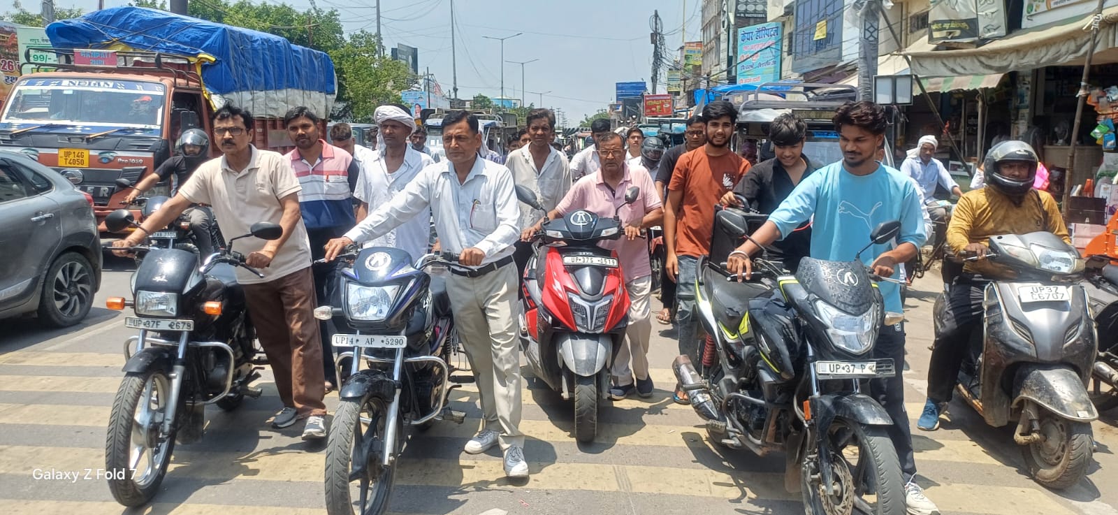 Uttar Pradesh : हापुड़ में महंगाई के खिलाफ बहुजन मुक्ति पार्टी का अनोखा आंदोलन, राष्ट्रपति को सौंपा ज्ञापन Uttar Pradesh : हापुड़ में महंगाई के खिलाफ बहुजन मुक्ति पार्टी का अनोखा आंदोलन, राष्ट्रपति को सौंपा ज्ञापन