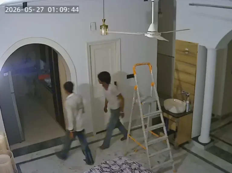 Greater Noida Theft: डॉक्टर के घर लाखों की चोरी, CCTV में कैद हुए बेखौफ चोर