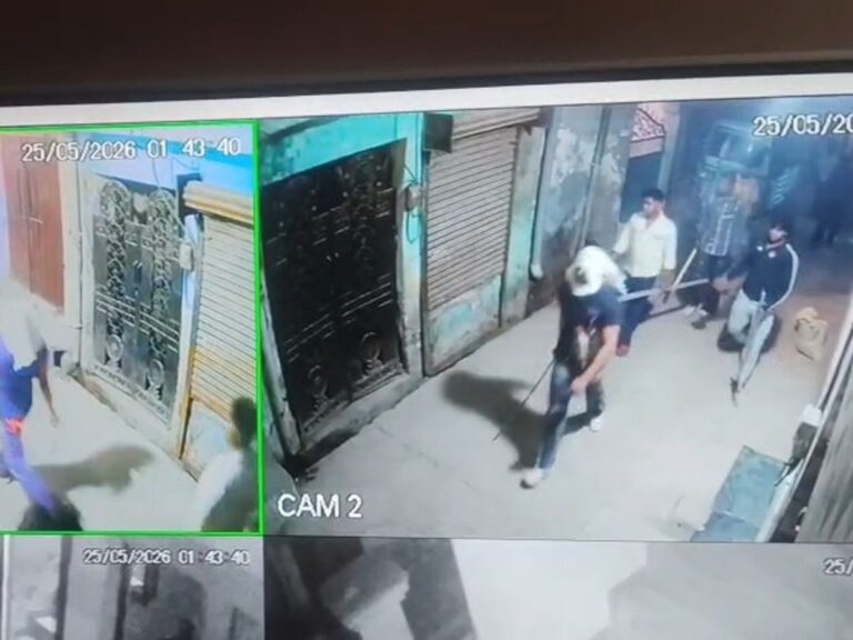 Greater Noida: ग्रेटर नोएडा में घर के बाहर खड़ी कारों में तोड़फोड़, CCTV में कैद हुई वारदात