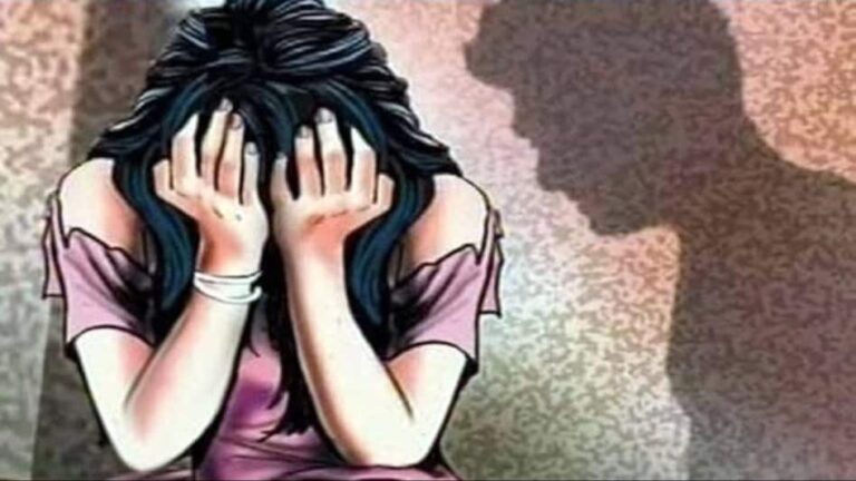 Uttar Pradesh : हापुड़ में झोपड़ी में घुसकर महिला से छेड़छाड़, विरोध पर पीटा