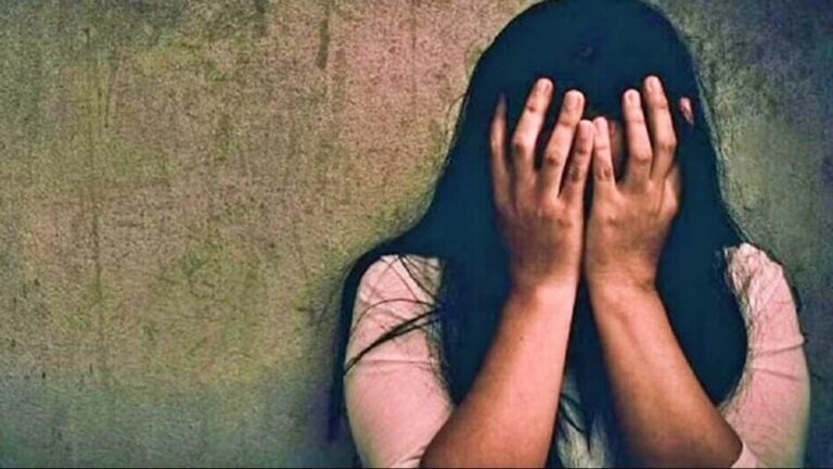 Uttar Pradesh : हापुड़ में महिला से छेड़छाड़, आरोपी के खिलाफ केस दर्ज, शादी करने का बनाता है दबाव