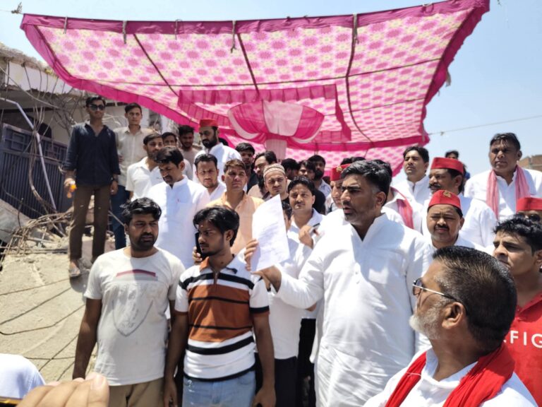 Uttar Pradesh : बुलडोजर कार्रवाई के विरोध में हापुड़ पहुंचे विधायक अतुल प्रधान, प्रशासन पर लगाए गंभीर आरोप