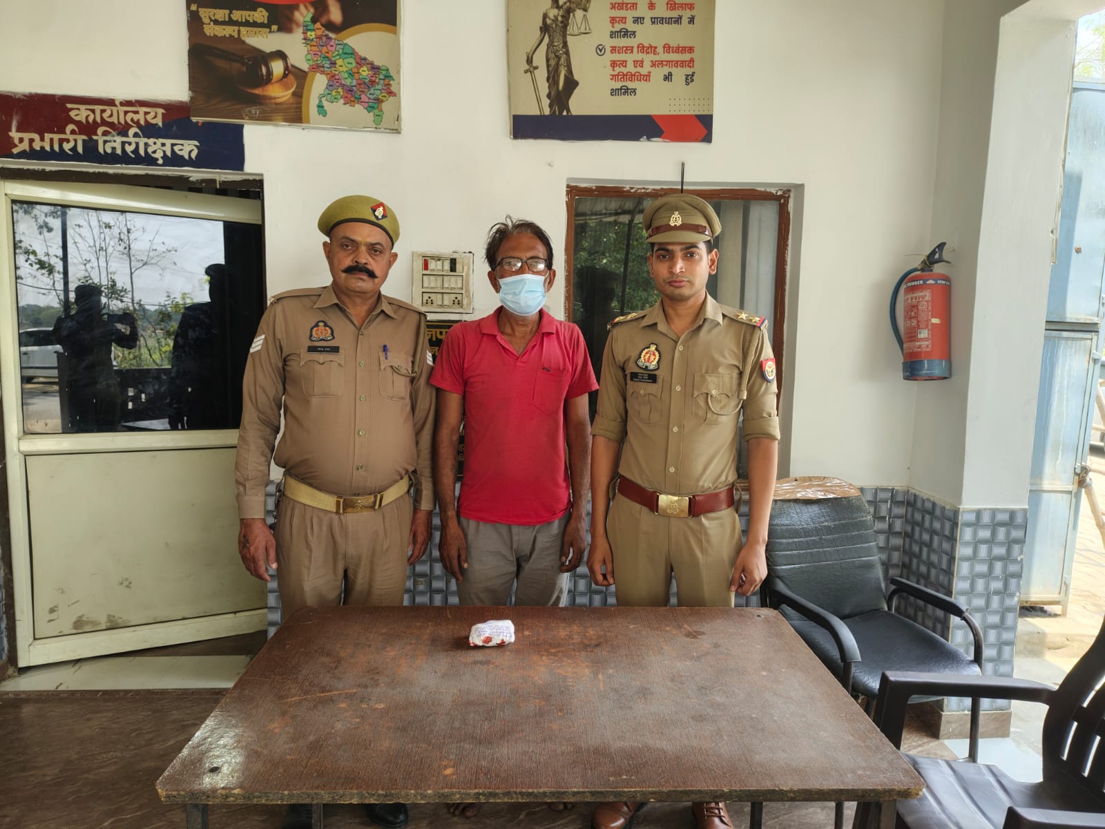 Uttar Pradesh : हापुड़ पुलिस को बड़ी सफलता, 116 ग्राम अवैध चरस के साथ तस्कर गिरफ्तार Uttar Pradesh : हापुड़ पुलिस को बड़ी सफलता, 116 ग्राम अवैध चरस के साथ तस्कर गिरफ्तार