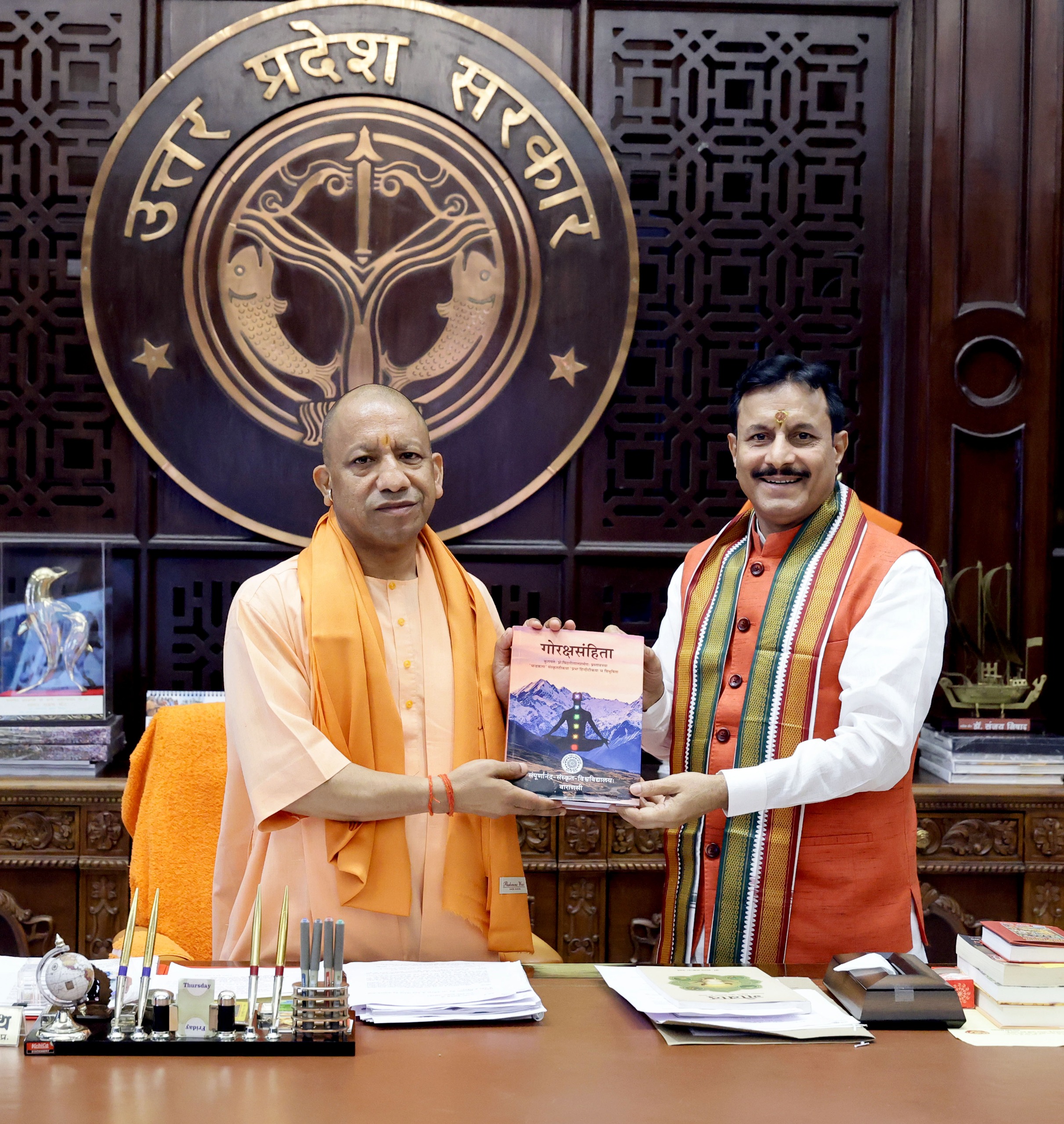 Uttar Pradesh : कुलपति बिहारी लाल शर्मा ने मुख्यमंत्री योगी आदित्यनाथ से की भेंट, ‘गोरक्षसंहिता’ भेंट कर विकास कार्यों पर चर्चा Uttar Pradesh : कुलपति बिहारी लाल शर्मा ने मुख्यमंत्री योगी आदित्यनाथ से की भेंट, ‘गोरक्षसंहिता’ भेंट कर विकास कार्यों पर चर्चा